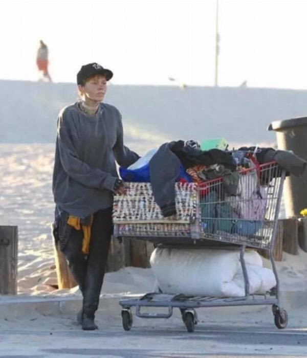 Ünlü model Loni Willison ön dişleri dökük yine çöp toplarken görüntülendi - Resim: 35